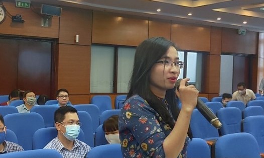 Chị Dương Thu Hòa, đại diện tổ Công đoàn Ban Điện và Năng lượng tái tạo phát biểu tại Tọa đàm. Ảnh: CĐN