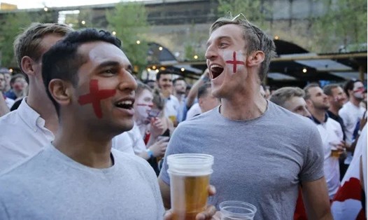 CĐV tuyển Anh dự kiến sẽ tiêu thụ lượng bia rất lớn nếu đội nhà đánh bại Đan Mạch để vào chung két EURO 2020. Ảnh: AFP.
