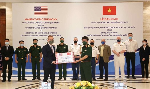 Lễ bàn giao thiết bị xét nghiệm COVID-19 Mỹ tặng Việt Nam. Ảnh: ĐSQ Mỹ