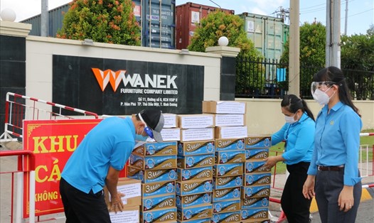 Công đoàn VSIP chuyển hỗ trợ đến người lao động Công ty Wanek. Ảnh: CĐ VSIP cung cấp