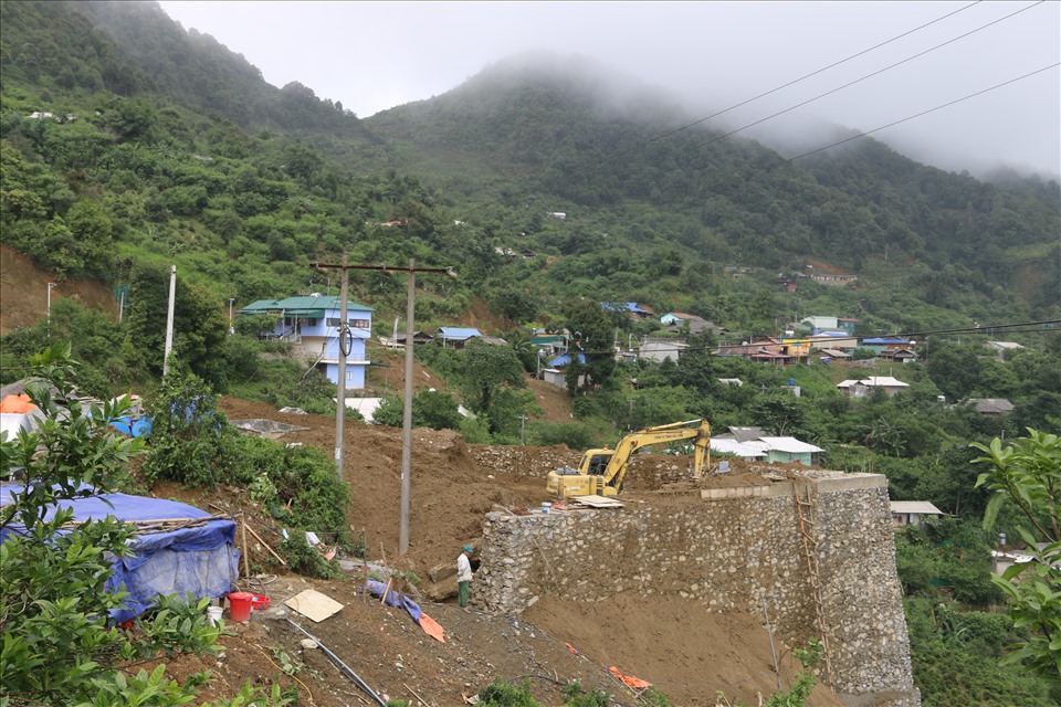 UBND huyện Bắc Yên vừa xử phạt vi phạm hành chính đối với chủ đầu tư của cây xăng nằm trên "đầu" nhà dân. Ảnh: Tâm Anh