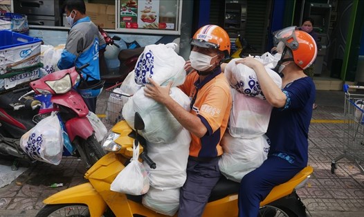 Người dân sau khi mua sắm tại siêu thị Co.opmart Nguyễn Đình Chiểu, Quận 3, TPHCM. Ảnh: LDO.