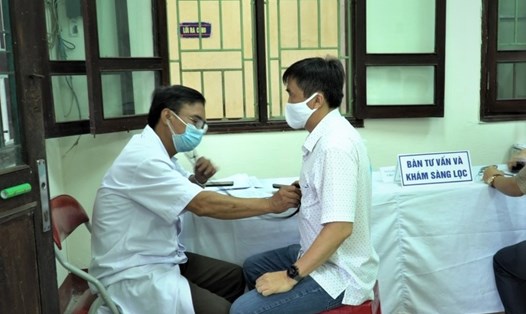 Người lao động được khám sàng lọc trước khi tiêm vaccine ngừa COVID-19. Ảnh: ĐL