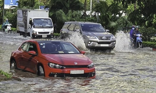 Nước mưa gây nhiều tác hại cho ôtô. Ảnh minh hoạ: Phong Vĩ