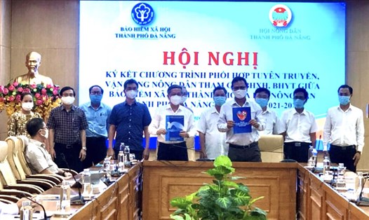 BHXH TP.Đà Nẵng và Hội Nông dân thành phố ký kết chương trình phối hợp giai đoạn 2021-2025. Ảnh: Kim Oanh