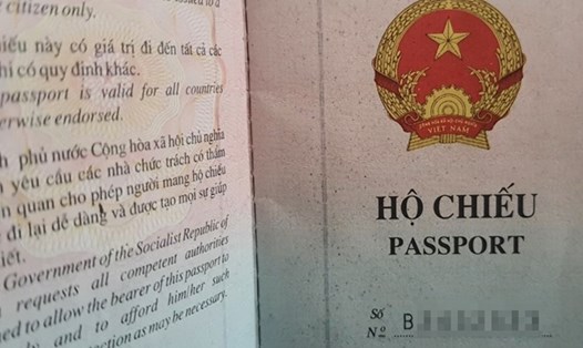 Từ ngày 14.8.2021 biểu mẫu hộ chiếu mới có hiệu lực, trong đó có loại hộ chiếu gắn chip điện tử. Ảnh: LDO.