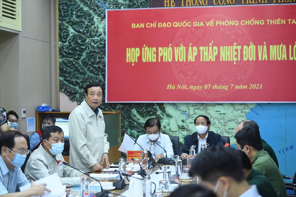 Phó Thủ tướng Chính phủ chủ trì cuộc họp ứng phó với áp thấp nhiệt đới chiều 7.7.2021. Ảnh: Ngọc Hà