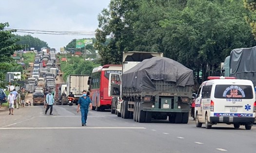 Dòng người, phương tiện đi vào tỉnh Bình Phước bị " tắc" ở tỉnh Đắk Nông do chưa có giấy xét nghiệm âm tính với COVID-19. Ảnh: Bảo Lâm