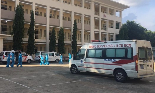 Xe cấp cứu của Trung tâm Cấp cứu 115 luôn thường trực tại Bệnh viện dã chiến thu dung điều trị COVID-19 số 1. Ảnh: Sở Y tế TPHCM.