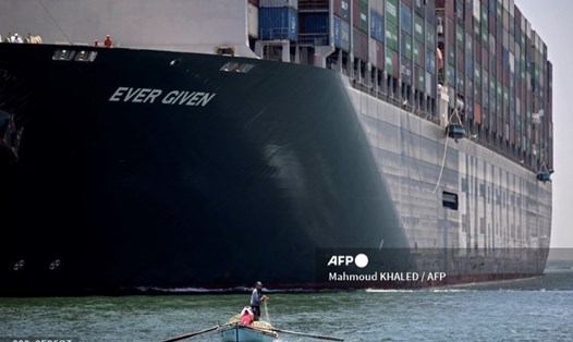 Hình ảnh siêu tàu Ever Given rời khỏi kênh đào Suez ngày 7.7. Ảnh: AFP