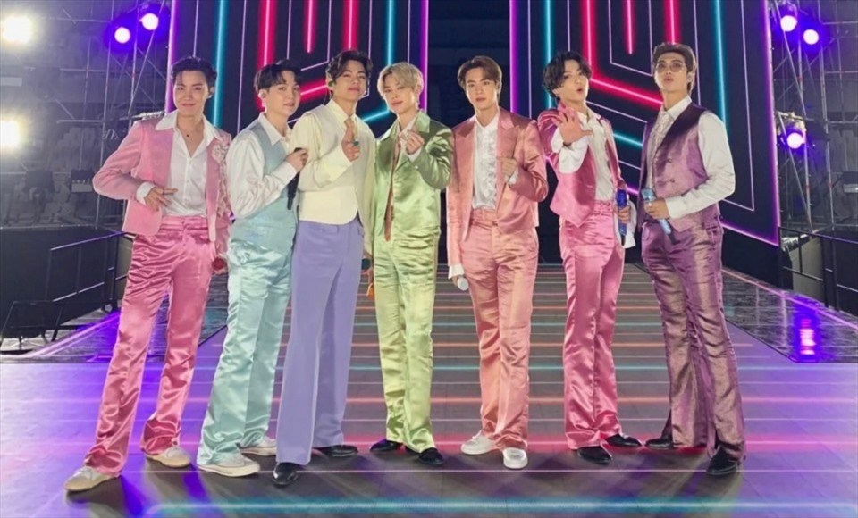 Stylist của BTS nhiều lần bị chê trách vì phối đồ "kém sang". Ảnh: AFP. Stylist của BTS nhiều lần bị chê trách vì phối đồ "kém sang". Ảnh: AFP.