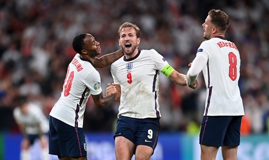 Harry Kane (số 9) ghi bàn quyết định giúp Anh thắng Đan Mạch 2-1 để vào chung kết EURO 2020. Ảnh: EURO 2020.