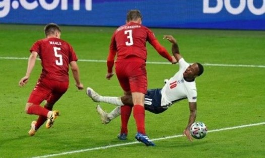 Tác động của hậu vệ Đan Mạch đến Raheem Sterling không quá rõ ràng, điều này tạo nên tranh cãi trong giới chuyên môn về tình huống hưởng phạt đền cho Tam Sư. Ảnh: UEFA