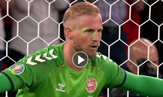 Thủ môn Kasper Schmeichel của Đan Mạch bị fan tuyển Anh chơi xấu, chiếu laser vào mắt. Ảnh: Chụp màn hình.