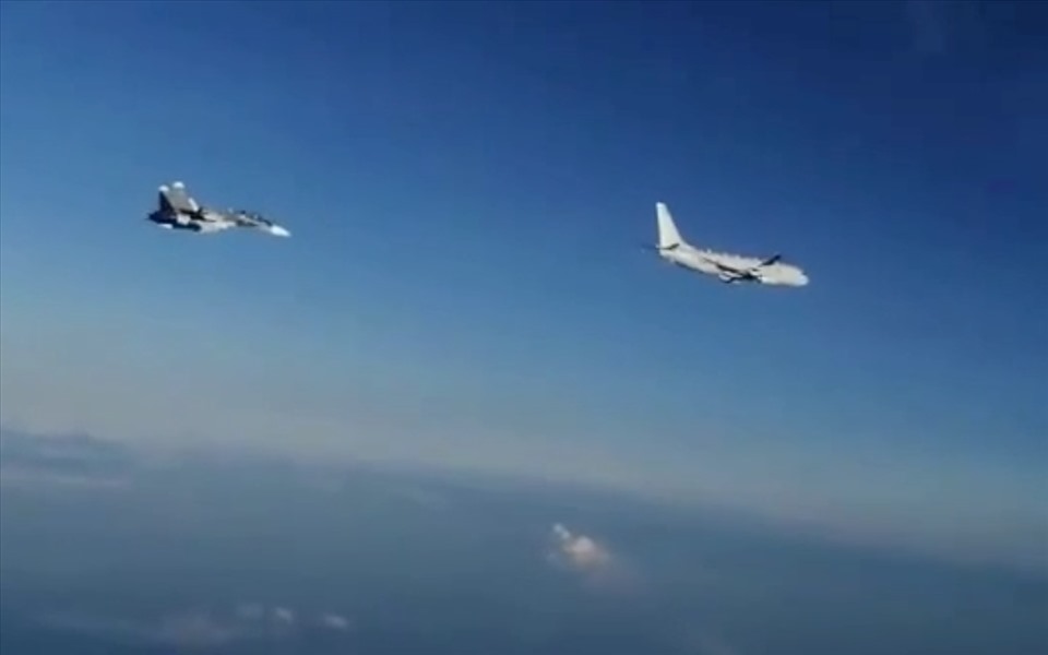 Nga điều Su-30 chặn máy bay do thám Mỹ. Ảnh cắt từ video của Bộ Quốc phòng Nga