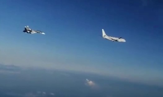 Nga điều Su-30 chặn máy bay do thám Mỹ. Ảnh cắt từ video của Bộ Quốc phòng Nga