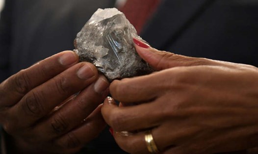 Thành viên nội các Botswana cầm trên tay viên kim cương lớn thứ 3 thế giới mới được khai quật ở nước này. Ảnh: The Botswana Cabinet