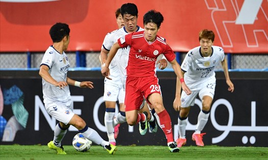 Hoàng Đức trong trận đấu lượt đi với Ulsan Hyundai. Ảnh: AFC