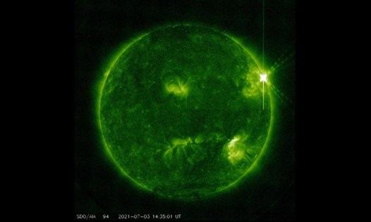 Một ngọn lửa mặt trời đã bùng phát tại vết đen mặt trời AR2838 lúc 21h29 ngày 3.7 (theo giờ Việt Nam). Ảnh: SWPC
