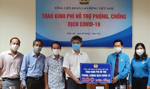 Thường trực LĐLĐ tỉnh Đắk Lắk thừa ủy quyền của Tổng LĐLĐ Việt Nam trao tiền hỗ trợ cho Viện vệ sinh Dịch tễ Tây Nguyên. Ảnh: Bảo Trung