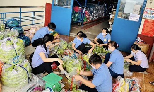 Cán bộ Công đoàn các doanh nghiệp dệt may tại Thành phố Hồ Chí Minh "đi chợ" giúp người lao động. Ảnh: CĐN