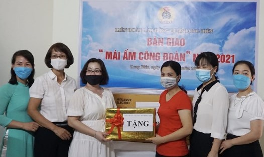 Một đoàn viên Công đoàn quận Long Biên được nhận hỗ trợ Mái ấm Công đoàn. Ảnh: CĐQ