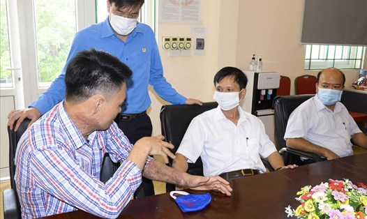 Phó Chủ tịch Công đoàn Điện lực Việt Nam Uông Quang Huy (đứng) động viên công nhân bị tai nạn lao động. Ảnh: Đắc Cường