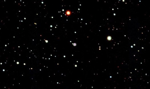 Ngôi sao SMSS J200322.54-114203.3 (ở giữa, có dấu cộng) ở góc đông nam của chòm sao Thiên Ưng (Đại bàng) gần giáp với  Ma Kết và Nhân Mã. Ảnh: SkyMapper