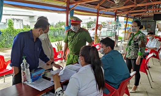 Chủ tịch UBND tỉnh Bạc Liêu Phạm Văn Thiều kiểm tra động viên các bộ, chiến sĩ đóng tại các chốt kiểm dịch. Ảnh: Nhật Hồ