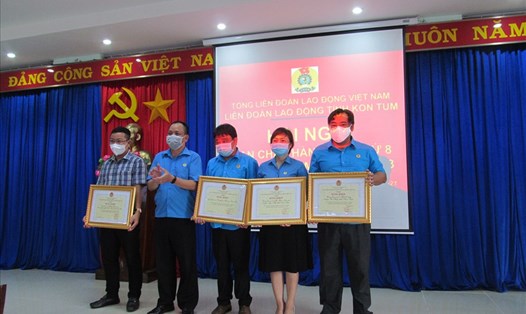 Ông Rơ Chăm Long -  Chủ tịch LĐLĐ tỉnh Kon Tum trao Bằng khen của Tổng Liên đoàn cho các tập thể đạt thành tích xuất sắc trong hoạt động công đoàn năm 2020. Ảnh: Thái Bình
