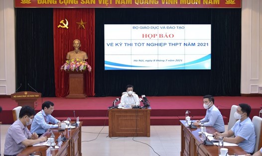 Thứ trưởng Bộ GDĐT - Nguyễn Hữu Độ chủ trì họp báo.