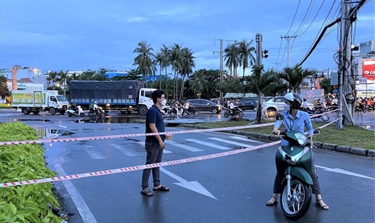 Các lực lượng chức năng đã căng dây ngăn một nhánh đường từ Khu chế xuất Tân Thuận ra đường Huỳnh Tấn Phát chiều 8.7. Ảnh: Đức Long
