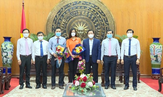 Á hậu Kim Duyên và tổ chức Hoa hậu Hoàn vũ Việt Nam ủng hộ 100 triệu đồng cho quỹ vaccine tỉnh Long An. Ảnh: MU.
