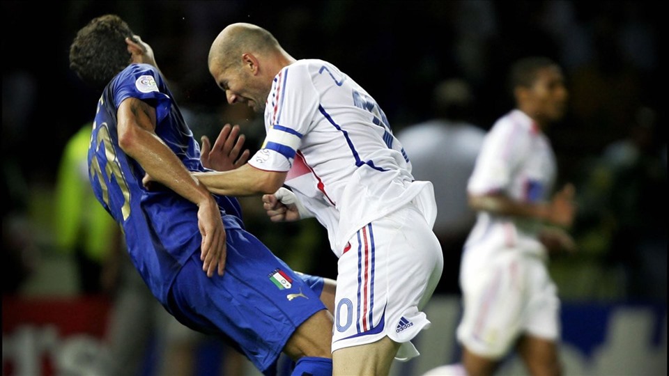 Một trong những khoảnh khắc đáng buồn nhất trong sự nghiệp của Zinedine Zidane, nhưng đó là hành động của người đàn ông khi gia đình bị xúc phạm. Ảnh: FIFA