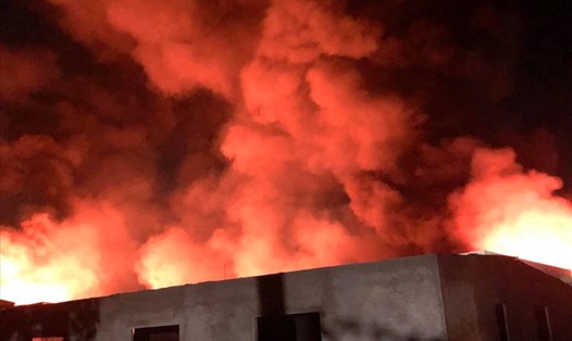 Vụ cháy nhà xưởng ở công ty sản xuất đồ gỗ nội thất tại thị xã Tân Uyên, Bình Dương. Ảnh: Công an cung cấp