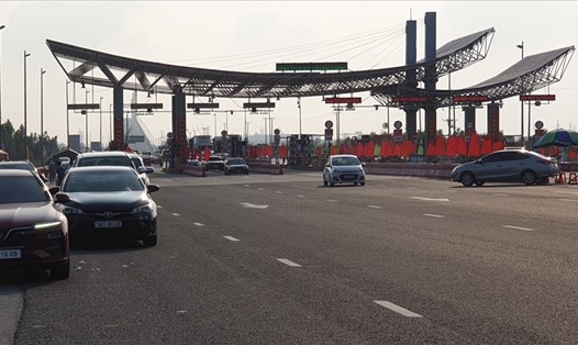 Chốt kiểm soát dịch tại Trạm thu phí cầu Bạch Đằng trên cao tốc Hạ Long - Hải Phòng. Ảnh: Nguyễn Hùng