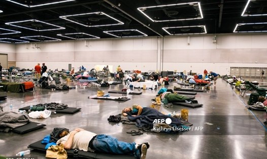 Mọi người nghỉ ngơi tại trạm làm mát ở Trung tâm Hội nghị Oregon. Ảnh: AFP