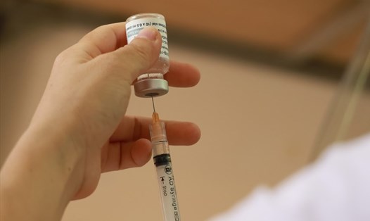 Cán bộ y tế tiêm chủng vaccine COVID-19. Ảnh: Hải Nguyễn