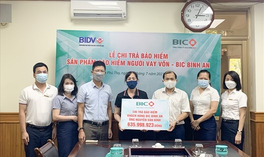 BIC trao hơn 635 triệu đồng tiền bảo hiểm người vay vốn cho khách hàng tại Phú Thọ. Nguồn: BIC