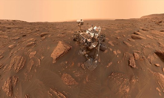 Curiosity chụp ảnh selfie trên sao Hỏa. Ảnh: NASA