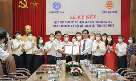 Quang cảnh lễ ký kết quy chế phối hợp giữa BHXH Việt Nam và Tổng cục Thuế. Ảnh: BHXH