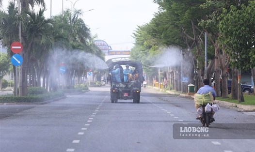 Phun khử khuẩn chợ Bình Điền (TP.Hồ Chí Minh) sau hàng loạt ca mắc COVID-19 mới. Ảnh LDO