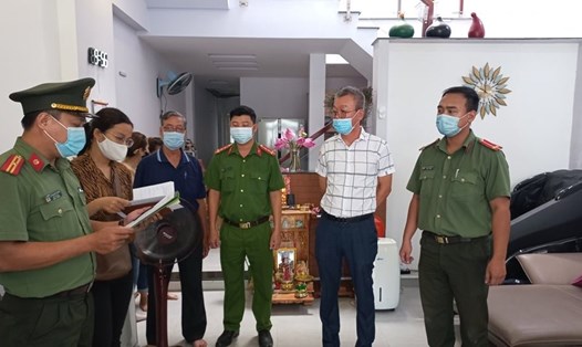 Lực lượng chức năng bắt giữ 3 người Hàn Quốc tổ chức nhập cảnh trái phép vào Việt Nam. Ảnh: Công an