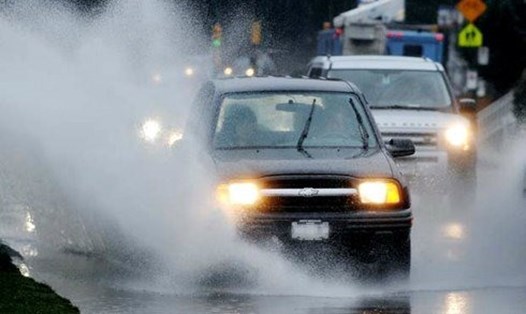 Ôtô dầm mưa sẽ khiến nhiều chi tiết của xe bị hỏng hóc. Ảnh minh hoạ, nguồn AFP