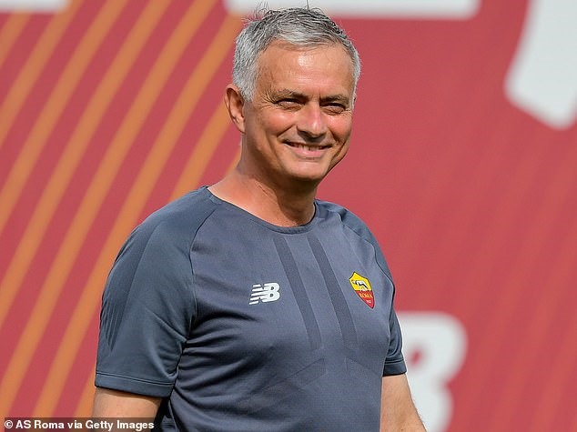 Mourinho đã bắt đầu công việc tại AS Roma. Ảnh: AS Roma FC