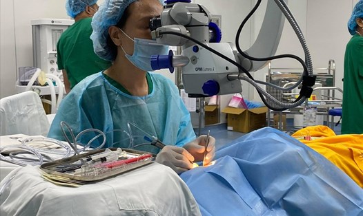 Bác sĩ Vũ Thị Thanh phẫu thuật cho bệnh nhân bằng kỹ thuật Phaco. Ảnh: Lan Nhi
