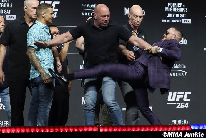 Conor McGregor vung chân đá Dustin Poirier trước thềm trận so tài ở UFC 264. Ảnh: UFC.