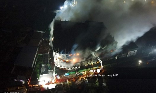 Hiện trường vụ cháy nhà máy thực phẩm ở Bangladesh khiến ít nhất 52 người thiệt mạng. Ảnh: AFP