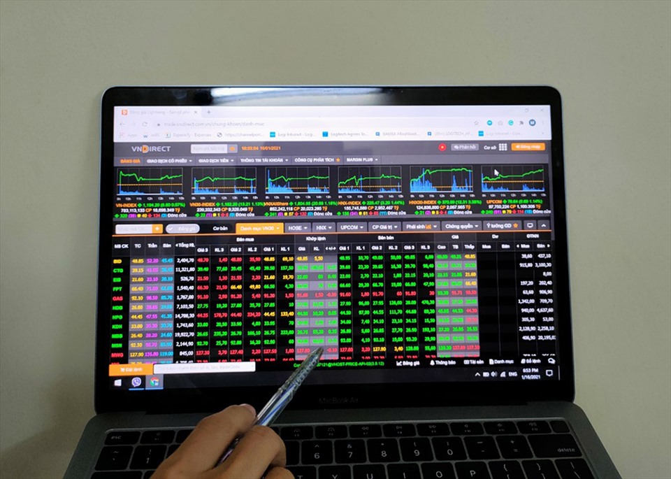 Thị trường chứng khoán với VN-Index đã trải qua một tuần giảm điểm mạnh. Ảnh minh họa: Thế Lâm.