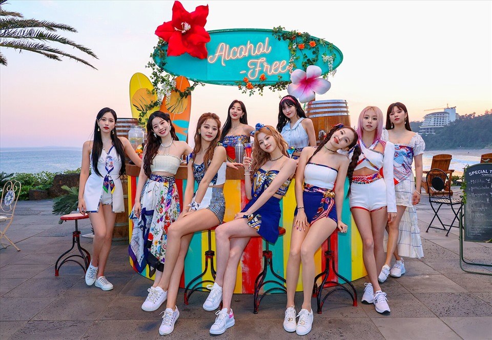 Việc 9 cô gái của TWICE có tiếp tục gia hạn hợp đồng với JYP vẫn là câu hỏi lớn với người hâm mộ. Ảnh: Poster. Việc 9 cô gái của TWICE có tiếp tục gia hạn hợp đồng với JYP vẫn là câu hỏi lớn với người hâm mộ. Ảnh: Poster.